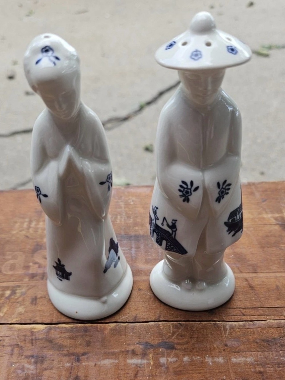 Vintage Asian Couple Salt & Pepper Shakers Blue Willow Style Ceramic Japan 5"